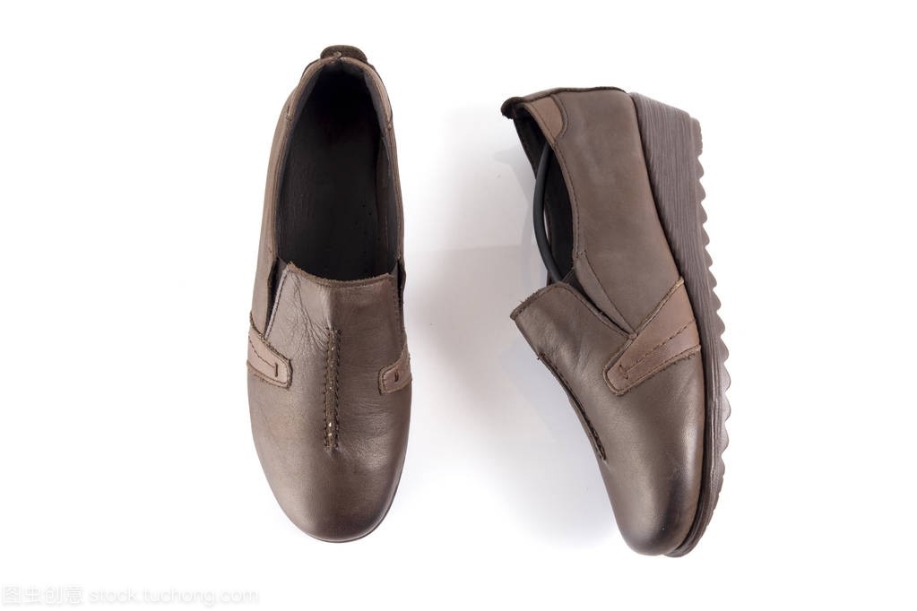 白色背景下的優雅 棕色女式皮鞋，舒適與風格的完美分離